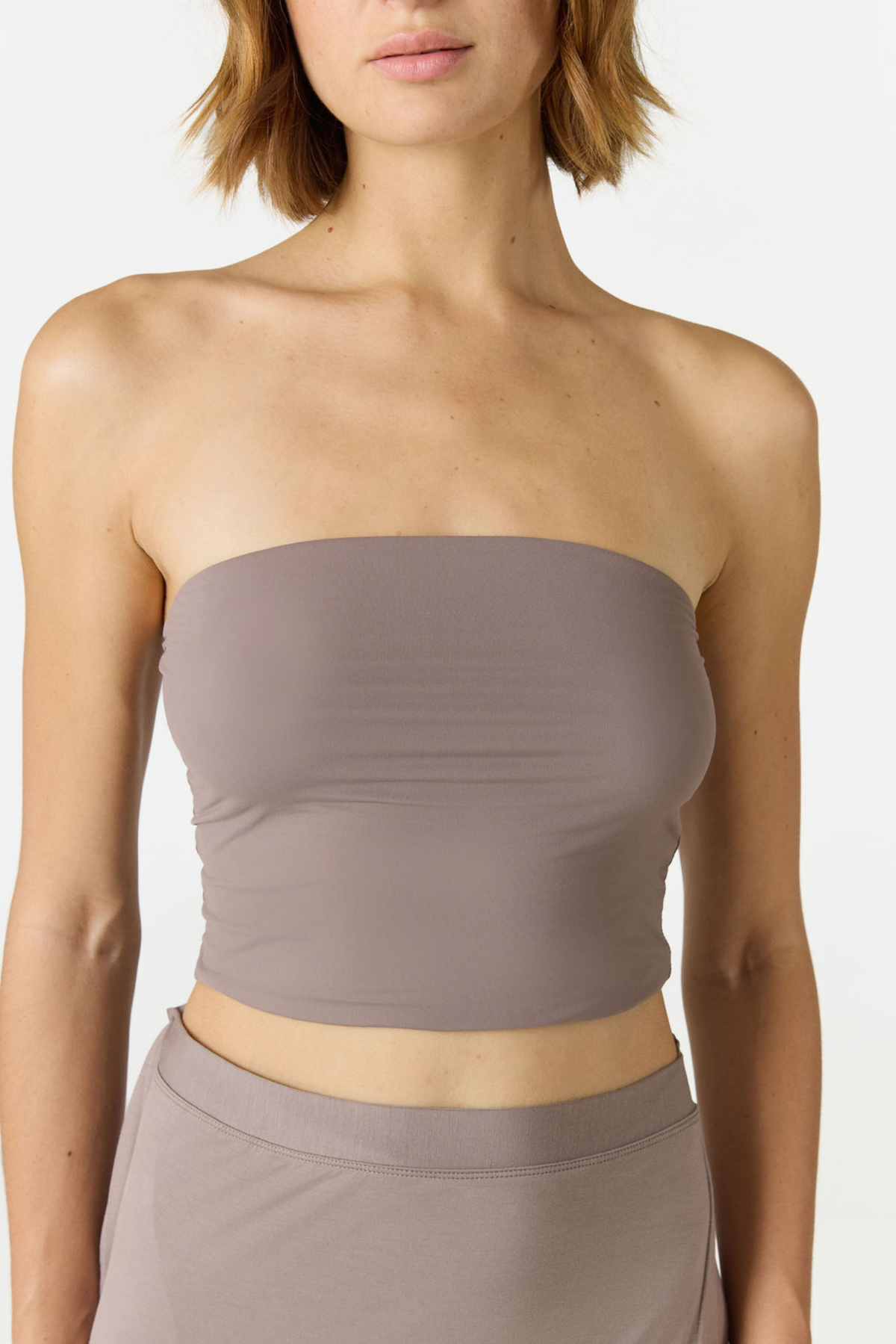 Elevate your warm-weather wardrobe with the Edie Bandeau Top from AOCO. This chic strapless design offers a flattering fit and endless style possibilities.
